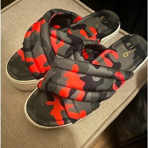 Cute army green and hot pink camouflage platform slippers 🤩